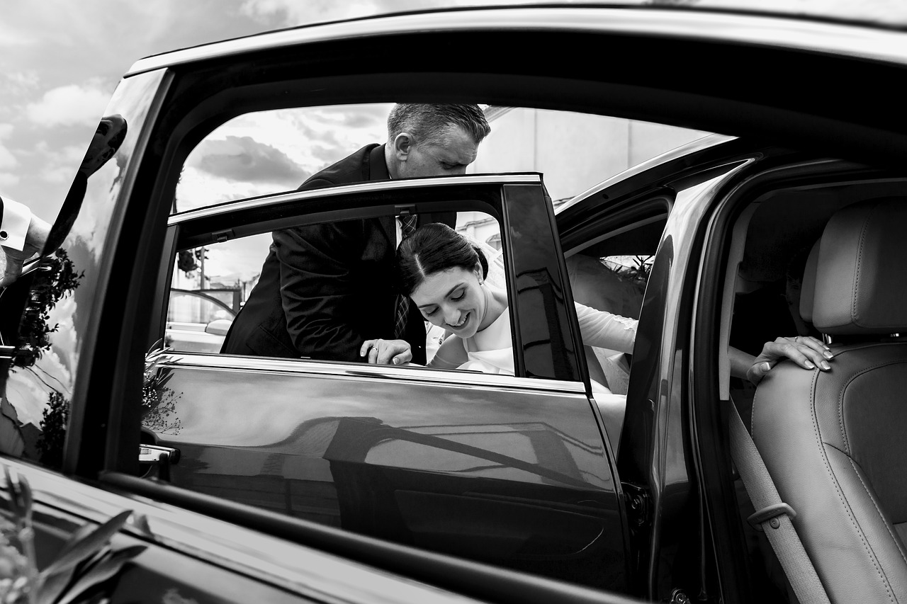 wedding, car, bride-2954545.jpg